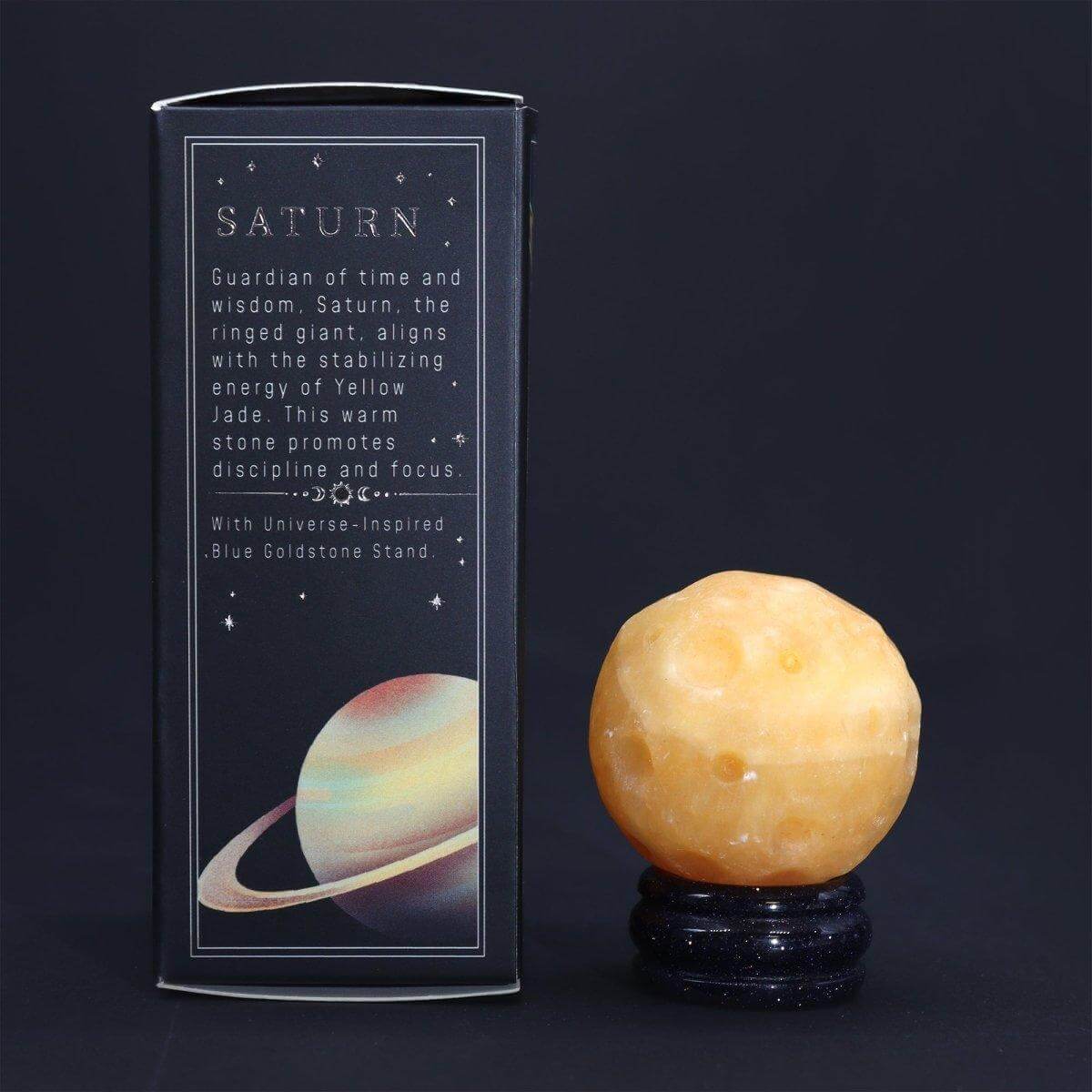 GELBER - JADE PLANET AUF BLAUEM GOLDSTEIN - STÄNDER - SATURN - Lapis Mystica - 