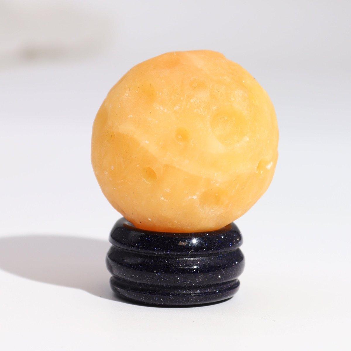 GELBER - JADE PLANET AUF BLAUEM GOLDSTEIN - STÄNDER - SATURN - Lapis Mystica - 