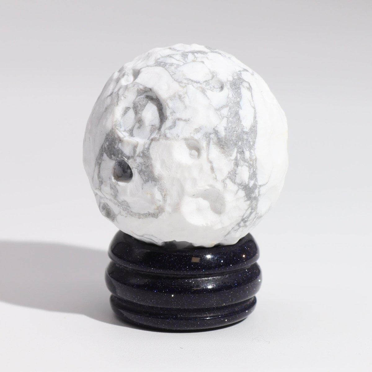 HOWLITH PLANET AUF BLAUEM GOLDSTEIN - STÄNDER - MOND - Lapis Mystica - 